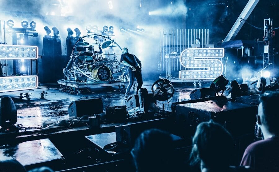 Photo Crowded stage
